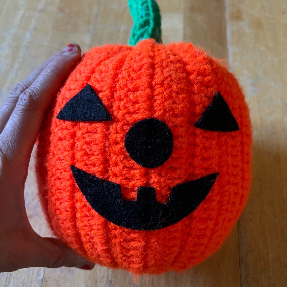 Vintage Crochet pumpkin with felt face - Picture 4 of 7